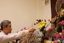 Посол Вьетнама в Камбодже Нгуен Минь Ву воскуряет благовония в память о Президенте Хо Ши Мине. (Фото: Хюи Ву)