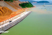 Проект порта Льенчьеу был начат в декабре 2022 года, его общая стоимость превышает 3,4 трлн донгов; на данный момент выполнено 95% работ. (Фото: Вьетнам+)