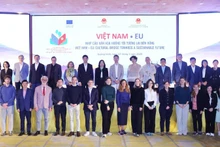 Замминистра Ле Тхи Тху Ханг и участники мероприятия «День Вьетнам – ЕС» на тему «Вьетнам – ЕС: Культурный мост к устойчивому будущему», состоявшегося в Куангнине 7 ноября 2025 года. (Фото: МИД Вьетнама)
