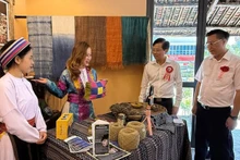 Из льняных волокон своей родины молодая девушка ткёт большую мечту, чтобы традиционное ремесло не только возродилось, но и распространилось далеко и широко. (Фото sovhttdl.tuyenquang.gov.vn)