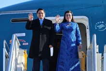 Премьер-министр Фам Минь Тьинь с супругой. (Фото: VGP)