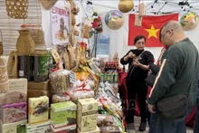 Посетители осматривают и знакомятся с продукцией на стенде Торгового представительства Вьетнама в Гонконге. (Фото: ВИА)