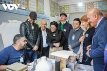 Супруга Премьер-министра Фам Минь Тьиня посетила и вручила подарки детям, находящимся в сложных жизненных обстоятельствах в Алжире