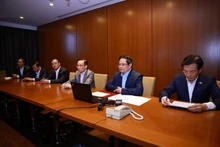 Премьер-министр Фам Минь Тьинь проводит онлайн-совещание с министерствами, ведомствами и местными органами власти, чтобы направлять поисково-спасательные операции и меры по преодолению последствий стихийных бедствий. (Фото: ВИА)