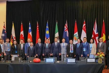 Министр промышленности и торговли Нгуен Хонг Зиен и делегация принимают участие в мероприятии.