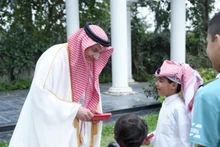 Вручение подарков детям.