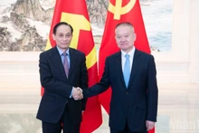 Товарищ Ле Хоай Чунг и товарищ Лю Хайсин.