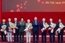 Генсек То Лам и министр общественной безопасности генерал Луонг Там Куанг вручили цветы и подарки, чтобы поздравить руководящих кадров органов общественной безопасности разных периодов. (Фото: ВИА)