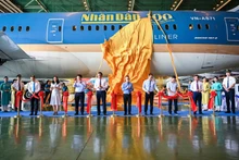 Газета «Нянзан» и авиакомпания Vietnam Airlines представили самолёт с особым логотипом.