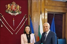 Посол Нгуен Тхи Минь Нгует встречается с министром обороны Атанасом Запряновым. Фото: ВИА