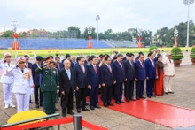 Действующие и бывшие руководители Партии и Государства почитают память Президента Хо Ши Мина.
