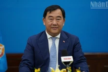 Официальный представитель, Первый заместитель заведующего Отделом ЦК Народной партии Камбоджи по внешним связям Сус Яра дает интервью постоянному корреспонденту газеты «Нянзан». (Фото: Динь Чыонг)