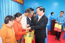 Заместитель председателя НС Нгуен Кхак Динь вручает подарки малообеспеченным семьям в общине Зиендиен провинции Кханьхоа.