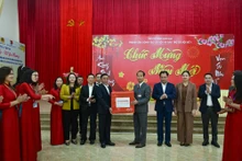 [Фото] Товарищ Чан Кам Ту вручил подарки семьям льготных категорий и трудящимся в провинции Лаокай