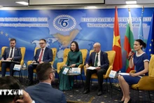 Посол Вьетнама в Болгарии Нгуен Тхи Минь Нгует (в центре) принимает участие в форуме. Фото: ВИА
