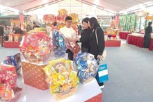 Посетители выставки на туристическом объекте ремесленной деревни по изготовлению благовоний Куангфукау. (Фото: ВИА)