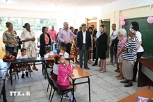 Посол Вьетнама на Кубе Ле Куанг Лонг и представители местных властей посещают старшую группу детского сада. (ВИА)