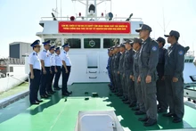 Генерал-майор Нгуен Ван Зунг, секретарь партийного комитета, политический комиссар Командования 4-го района Береговой охраны, подбадривает офицеров и солдат судна KN-373 перед выходом для выполнения задачи. (Фото: ВИА)