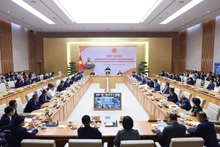 Премьер-министр Фам Минь Тьинь провёл онлайн-конференцию с послами и главами представительств Вьетнама за рубежом по подведению итогов экономической дипломатии. (Фото: ВИА)