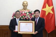 Заместитель министра иностранных дел Нгуен Мань Кыонг вручает Орден Дружбы Послу Индонезии во Вьетнаме. (Фото: baoquocte.vn)