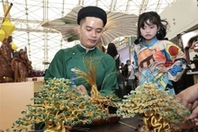 Мастер Чан Дьен Дьен из Хюэ создаёт изысканные изделия декоративно-прикладного искусства (Фото: ВИА)