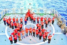 Делегация соотечественников, проживающих за рубежом, посещает военнослужащих и жителей островного уезда Чыонгша и морские платформы DK1 в рамках «Поезда великого единства». (Фото: ВИА)