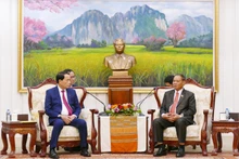 Генерал полиции Вилай Лакхамфонг, член Политбюро, постоянный член Секретариата ЦК НРПЛ (справа) принимает генерал-полковника Ле Куок Хунга, члена ЦК КПВ, заместителя министра общественной безопасности Вьетнама, прибывшего с поздравлениями. (Фото: ВИА)