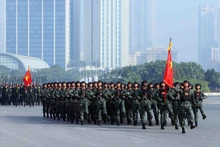 Мужская колонна спецназа полиции Командования мобильной полиции участвует в строевом смотре. (Фото: ВИА)