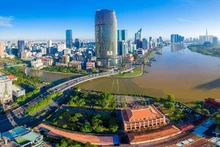 Органы по управлению земельными ресурсами городов Хошимин и Дананг выдают участникам Международного финансового центра первичные свидетельства о праве пользования землёй и праве собственности на объекты, прочно связанные с землёй. (Фото: baochinhphu.vn)