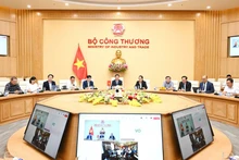 Министр промышленности и торговли Вьетнама Нгуен Хонг Зиен проводит онлайн-переговоры одновременно с Министром торговли США Говардом Латником и Торговым представителем США Джеймисоном Гриром.