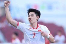 Динь Бак оформил дубль, обеспечив победу вьетнамской команды. (Фото: Минь Зан)