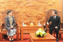 Товарищ Чинь Ван Кует (справа) на встрече с товарищем Инлаван Кеобунпхан.