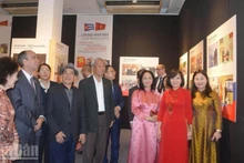 Делегаты осматривают экспозицию.