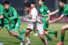 Нападающий сборной U17 Вьетнама окружен игроками Макао (Китай).