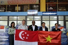 Представитель Министерства сельского хозяйства и охраны окружающей среды Вьетнама принял партию гуманитарной помощи в аэропорту Нойбай во второй половине дня 25 октября. (Фото: congthuong.vn)