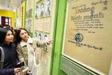 Делегация посещает Мемориальный комплекс Курсов политической подготовки вьетнамской молодежи при штаб-квартире Общества революционной молодежи Вьетнама в городе Гуанчжоу.