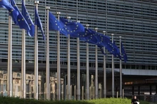 Флаг Европейского союза развевается у штаб-квартиры Еврокомиссии в Брюсселе (Бельгия). (Фото: Синьхуа)