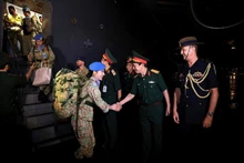 Руководство Департамента по поддержанию мира Вьетнама и Военно-медицинской академии 103 поздравляет рабочую группу полевого госпиталя №6 2-ого уровня с успешным завершением международной миссии. (Фото: ВИА)
