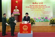 Президент Лыонг Кыонг голосует на выборах депутатов Национального собрания XVI созыва и Народных советов всех уровней на срок полномочий 2026-2031 годов. (Фото: Тхюи Нгуен)