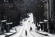 Жители Израиля на улице в Иерусалиме, 28 февраля 2026 года. (Фото: Синьхуа/ВИА)