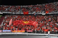 Вьетнамские болельщики бурно празднуют победу сборной U22 Вьетнама на стадионе «Раджамангала».