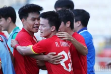 Тхань Нян празднует победу вместе с партнерами по команде. (Фото: Хоанг Минь)