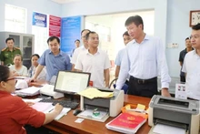 Председатель Народного комитета провинции Лаокай Чан Хюи Туан (второй справа) проверяет выполнение задач в Центре административных услуг общины Чиньтыонг. (Фото: Электронный информационный портал провинции Лаокай)