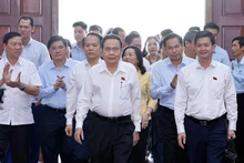 Председатель Национального собрания Чан Тхань Ман и делегаты.