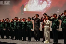 Съемочная группа фильма «Красный дождь» на церемонии закрытия Недели вьетнамского кино.