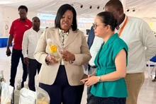 Губернатор провинции Маргарида Чонго знакомит Посла Чан Тхи Тху Тхин с рядом местных продуктов. (Фото: Посольство Вьетнама в Мозамбике)