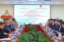 Общий вид круглого стола.