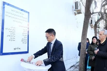 Посол Вьетнама в Алжире Чан Куок Кхань возлагает цветы в память о журналистах, погибших в Шокшоне. (Фото: ВИА)