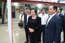 Вице-премьер Фам Тхи Тхань Ча и члены рабочей делегации проверяют подготовку к выборам в общине Тханьан провинции Дьенбьен.