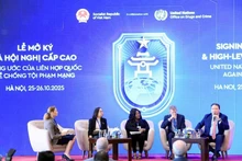 Участники обсуждают вопросы на круглом столе. (Фото: ВИА)